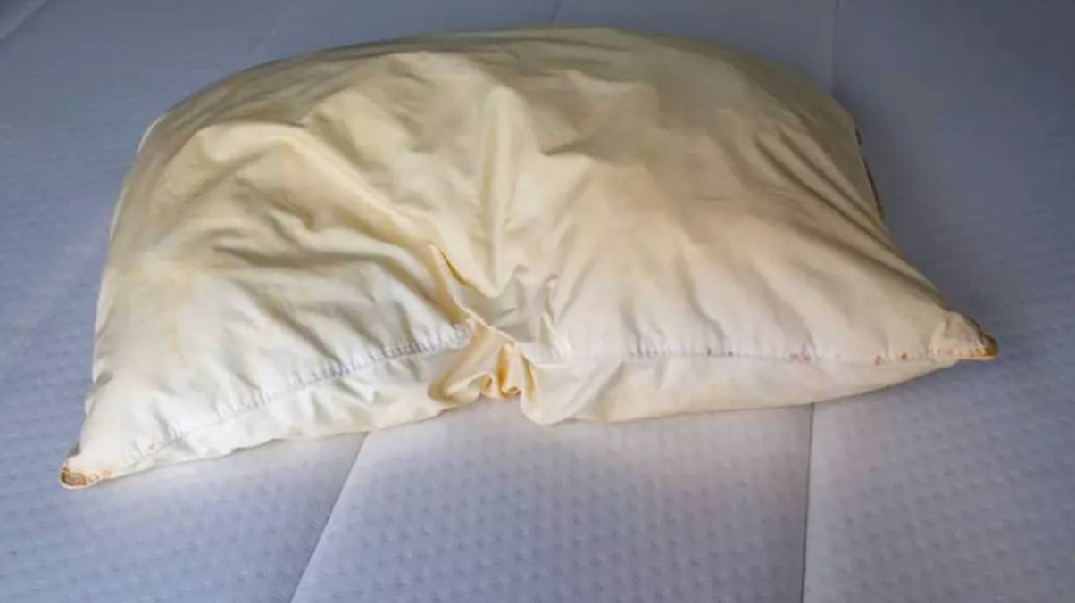 The Shocking Secret of ‘The Yellow Pillow’ That Ignited a Fiery Debate Between a Couple