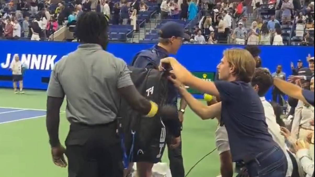 Caught on Camera: Fan’s Bizarre Attempt to Steal from World No.1 at US Open Sparks Chaos