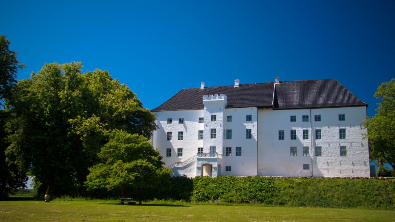 Dare to Check In? The World’s 14 Most Sinister Hotels That Will Haunt Your Dreams