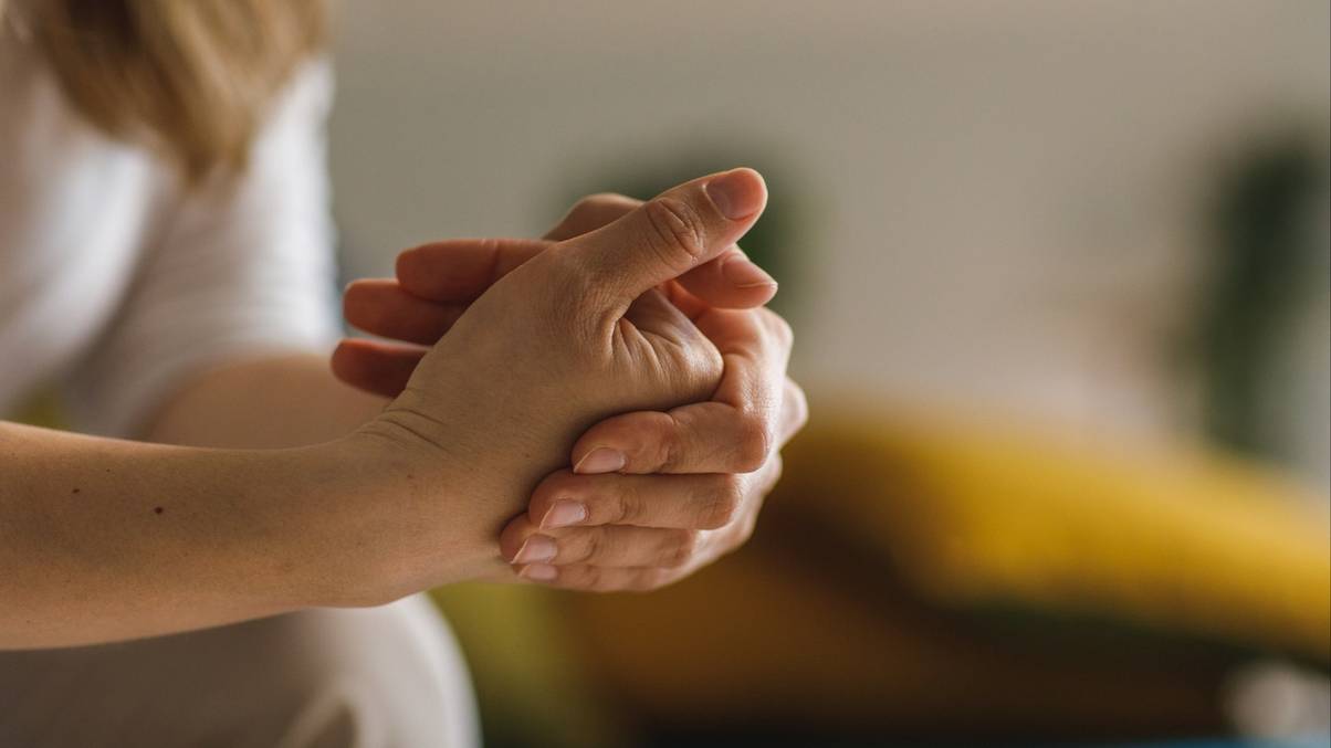What Really Happens Inside Your Joints When You Crack Your Knuckles—Doctors Reveal the Shocking Truth