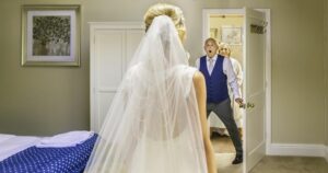 26 Heartwarming Father-Daughter Wedding Moments Captured Without a Single Pose—Prepare to Be Moved!
