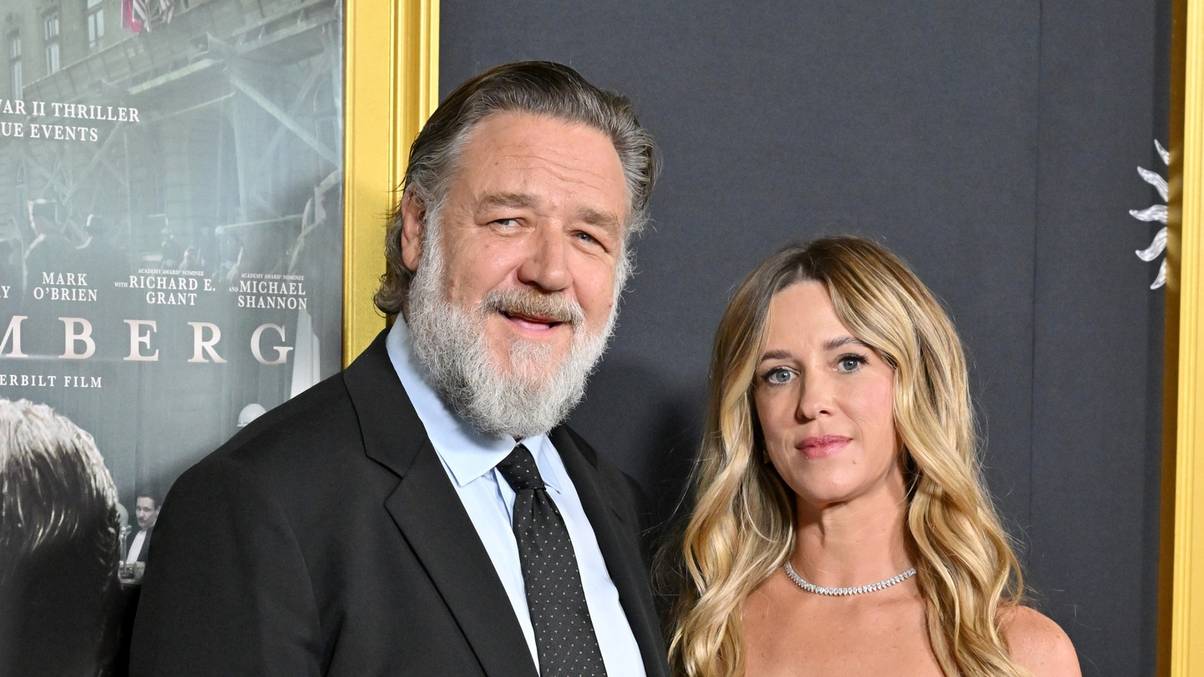 Russell Crowe Breaks Silence on Shocking Rumors About His Girlfriend’s Age