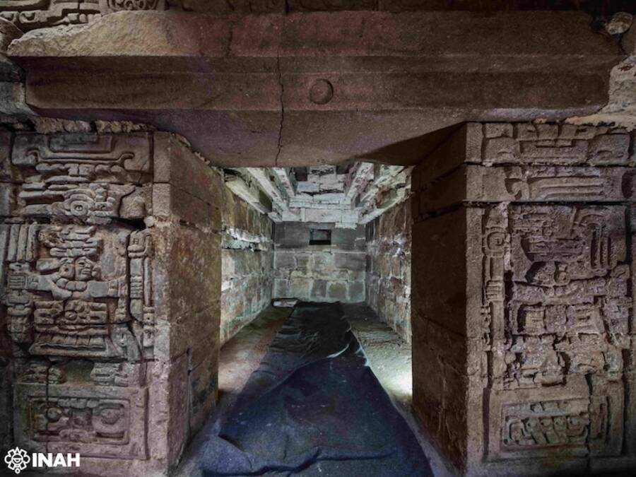 Ancient Mexican Tomb Unearthed with Haunting Murals and Mysterious Carvings, Revealing Secrets of the ‘Cloud People’