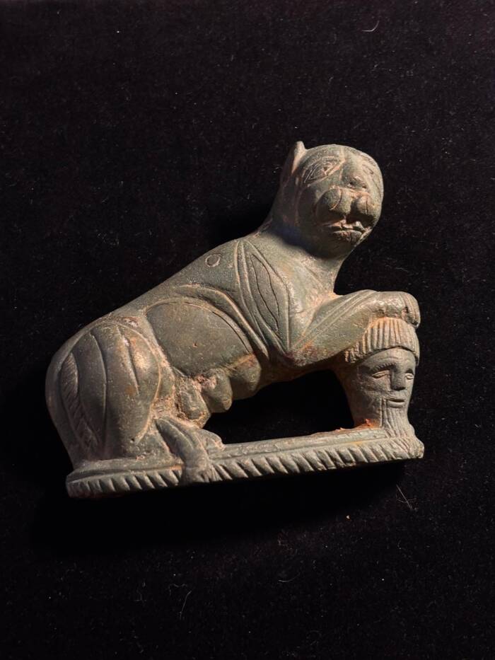 Ancient Mystery Unearthed: Roman Figurine Shows Big Cat Clutching a Man’s Severed Head—What Secret Does It Hide?