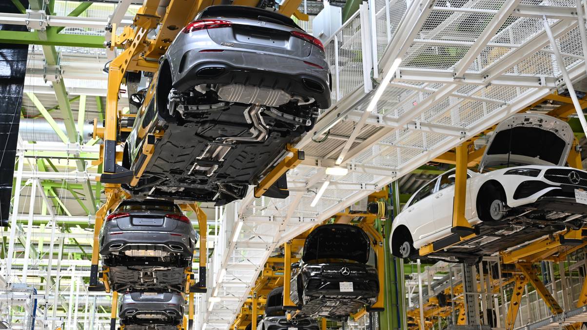 Billionaire’s Unbelievable Car Order Brings Mercedes Factory to a Standstill—What He’s Planning Will Shock You