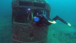 Uncovering Hidden Worlds: Astonishing Photos Reveal Cars, Planes, and Boats Secretly Resting Underwater
