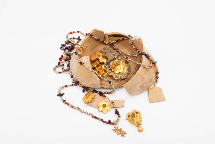 Saudi Archaeologists Stumble Upon Mysterious 1,100-Year-Old Gold Jewelry Hoard—What Secrets Do These Ancient Treasures Hold?