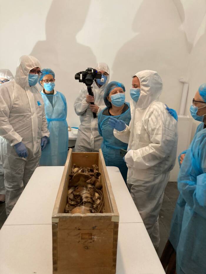 Secrets Unveiled: Medieval Queen and Untouched Ponytail Found in Spanish Monastery’s Eerie 700-Year-Old Tombs
