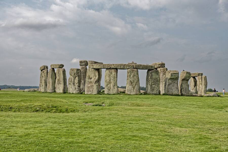 Uncovering Stonehenge’s Mysteries: The Astonishing Journey of the Altar Stone Across 450 Miles of Ancient Britain