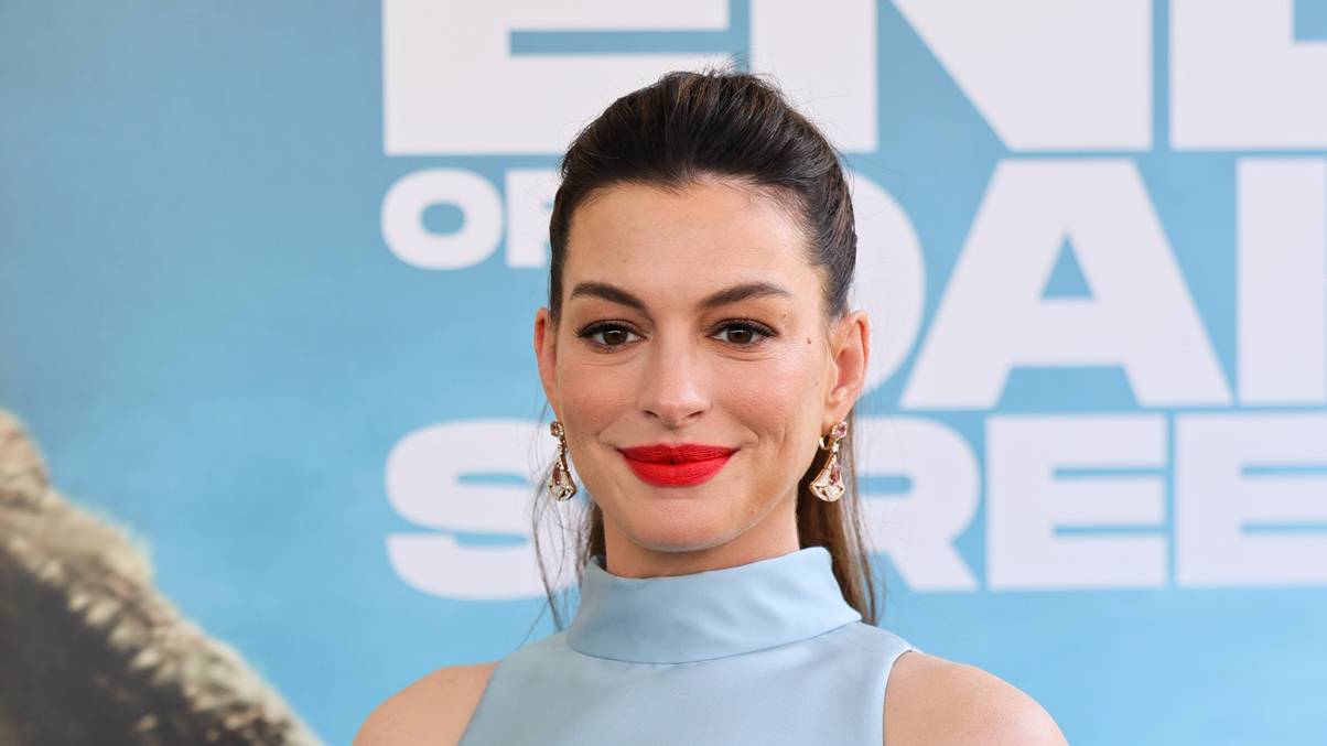 Anne Hathaway Shuts Down Pregnancy Conspiracy Theories With One Unforgettable Move
