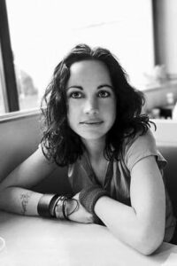 The Untold Story Behind Janeane Garofalo’s Rise to 1990s Fame Revealed