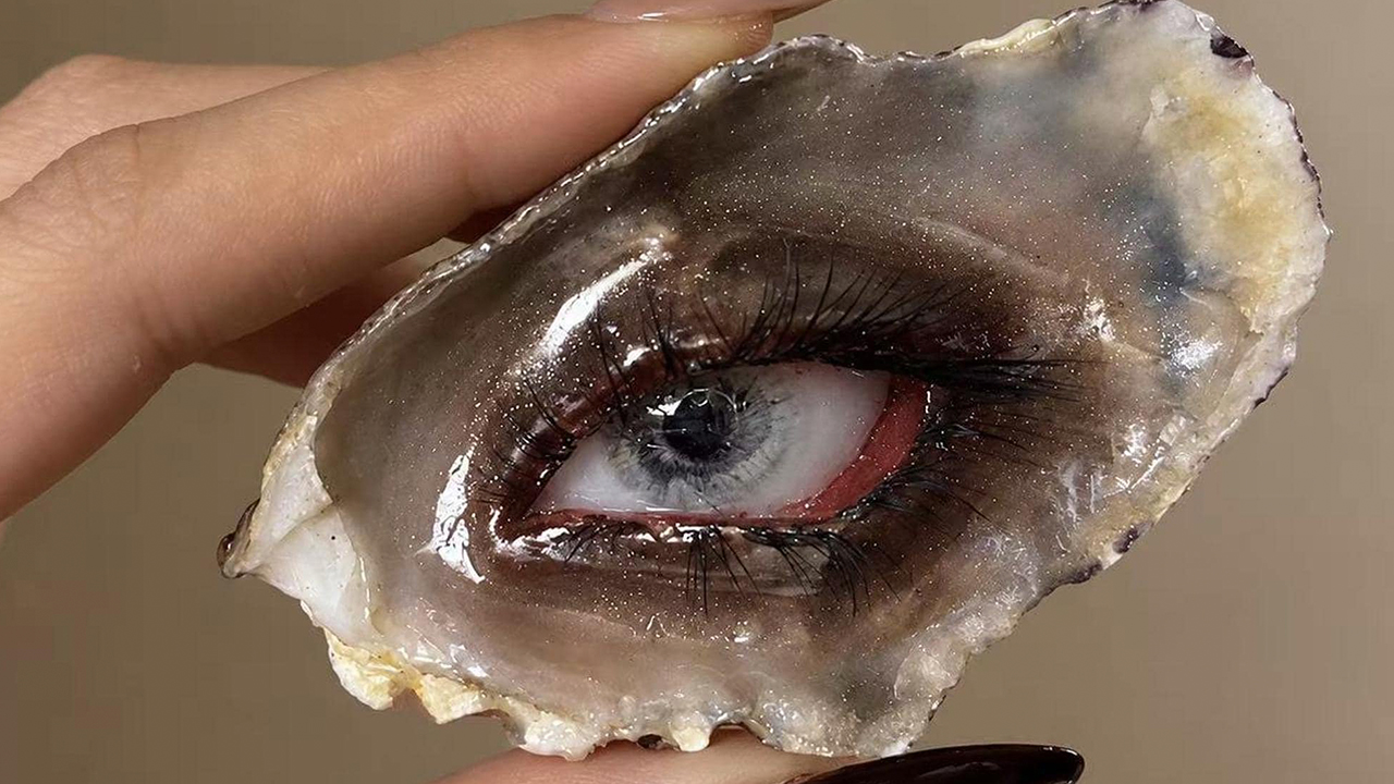 Artists Transform Seashells with Eerie Human Eyes, Blurring the Line Between Reality and Surrealism (33 Pics)