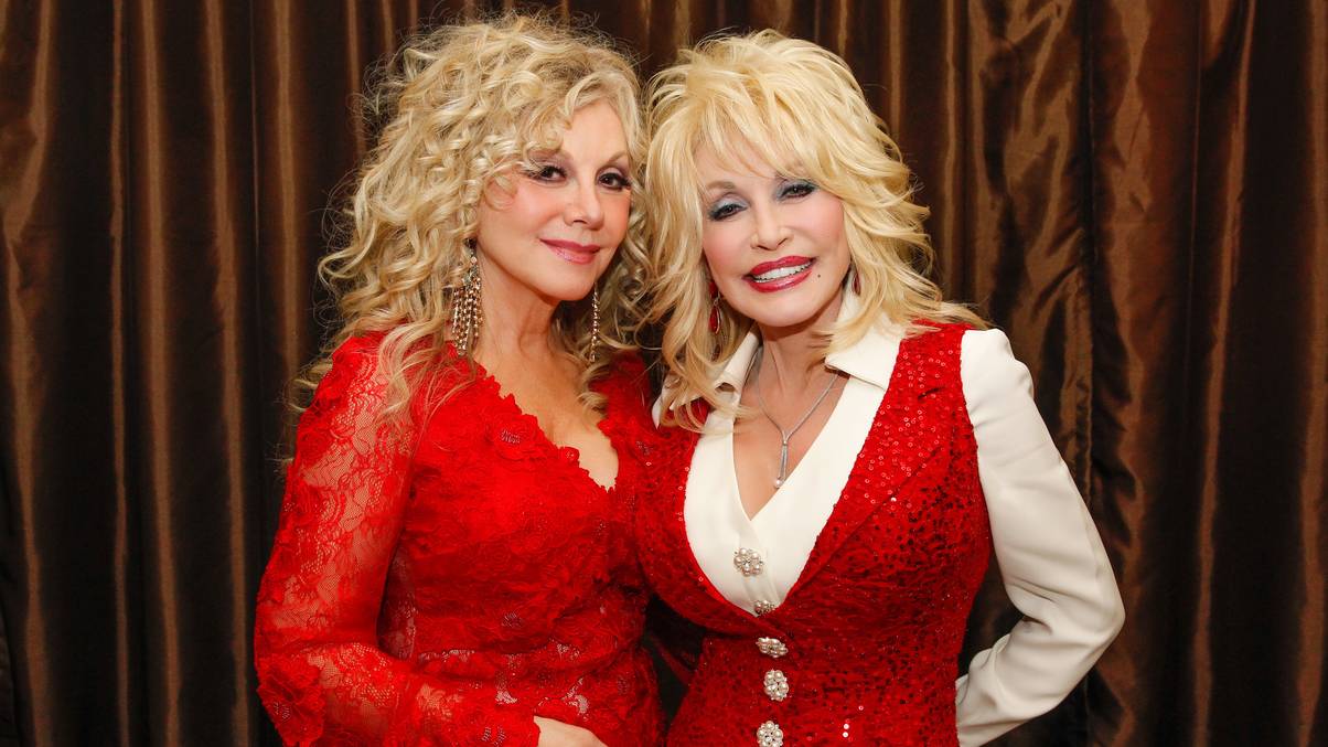 Dolly Parton's Sister Unveils the Secret Pain Behind the Star's Hidden Cancer Battle