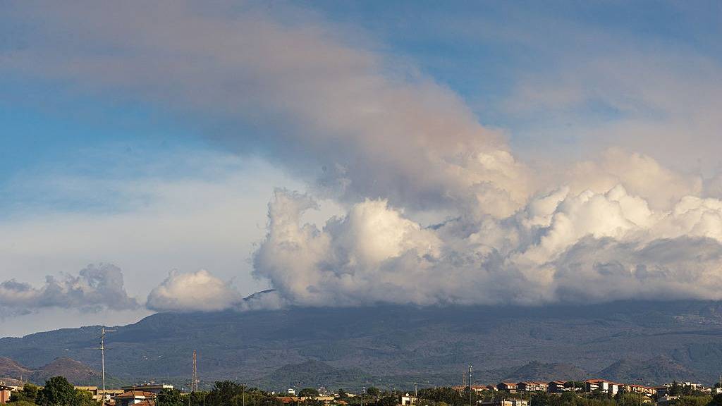 Mount Etna Erupts Again: Mysterious Red Sky Triggers Flight Chaos and Global Alarm