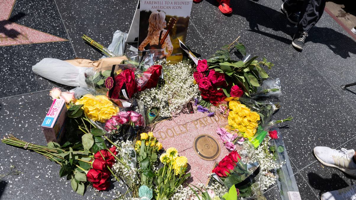 Mysterious Vandal Strikes Dolly Parton's Walk of Fame Star Days After Her Death