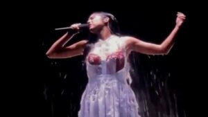 Olivia Rodrigo Stuns Fans as Her Dress Dramatically Transforms Onstage During Tour Kickoff