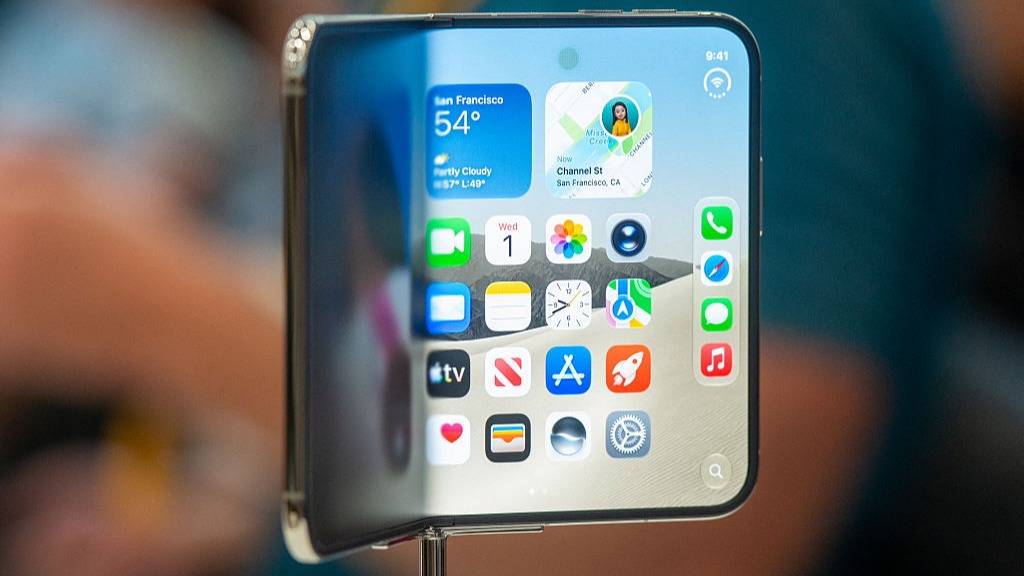 Samsung’s Bold Attack on Apple Sparks Foldable iPhone Duel—Who Will Win the Future?