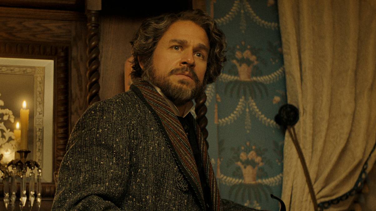 The Surprising Reason Behind Charlie Hunnam’s Controversial Accent Choice in Lizzie Borden Monster