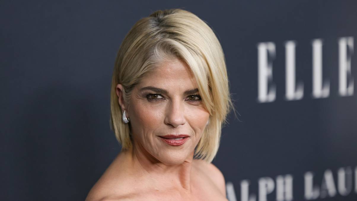 Chilling Cockpit Audio Reveals Selma Blair’s In-Flight Emergency Unfolding