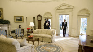 Inside the Oval Office Showdown: Shocking Photos Reveal Stark Differences Between Obama and Trump's Presidencies