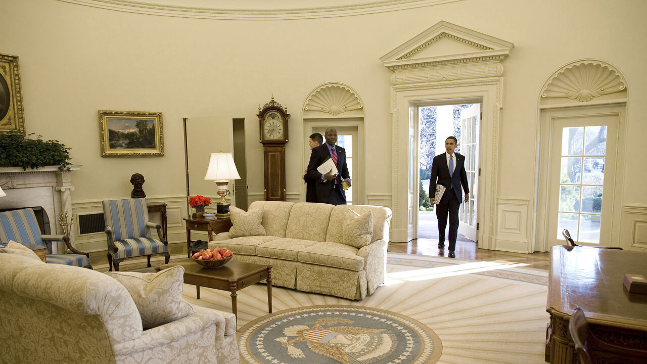 Inside the Oval Office Showdown: Shocking Photos Reveal Stark Differences Between Obama and Trump's Presidencies