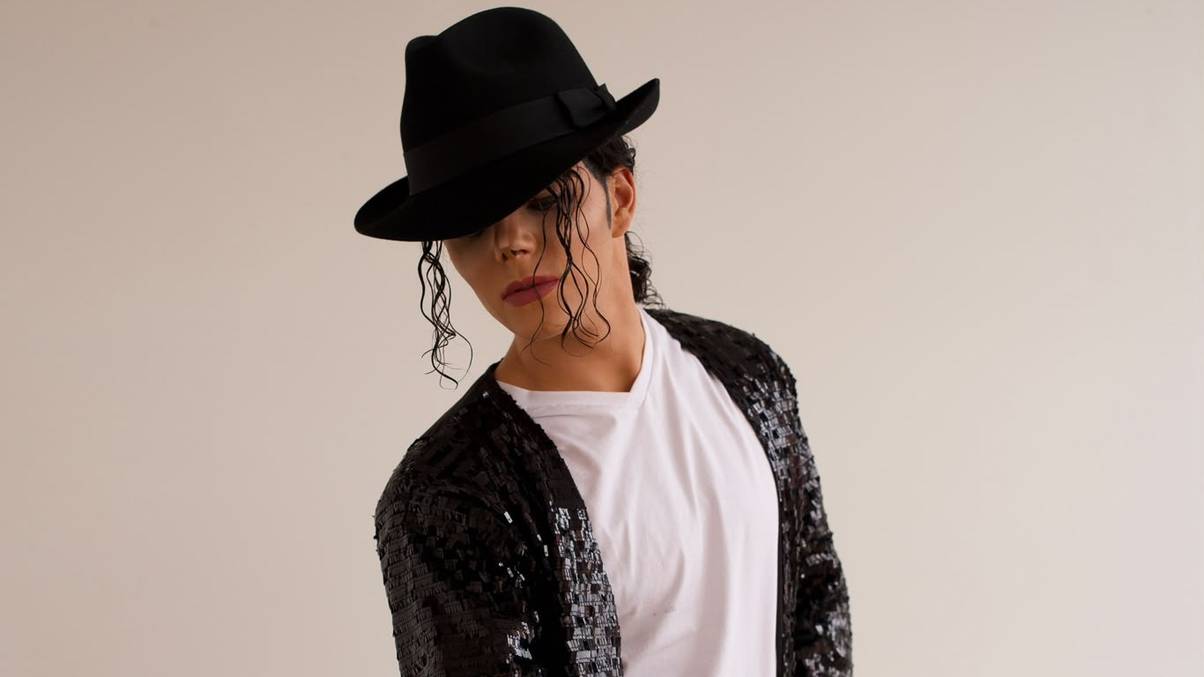 Unmasking the Double Life: You Won’t Believe What This 20-Year-Old Michael Jackson Impersonator Looks Like Offstage